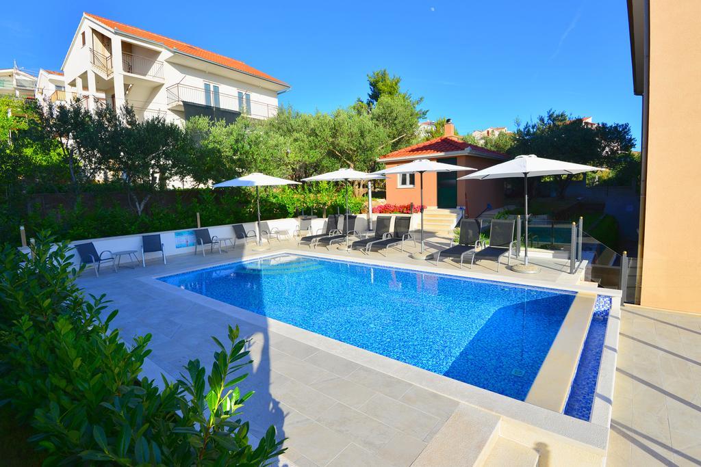 Apartments Villa Coratina Trogir Buitenkant foto